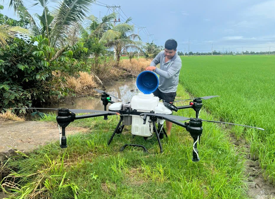 điều khiển Drone phun thuốc có khó không